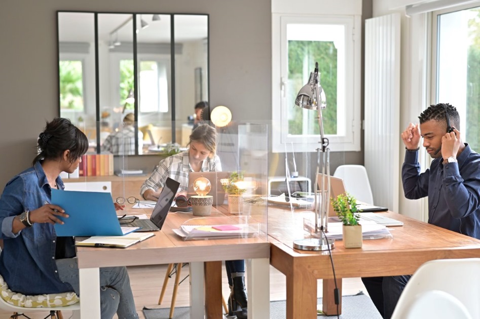 Profissionais em coworking representando que endereço fiscal é legal.