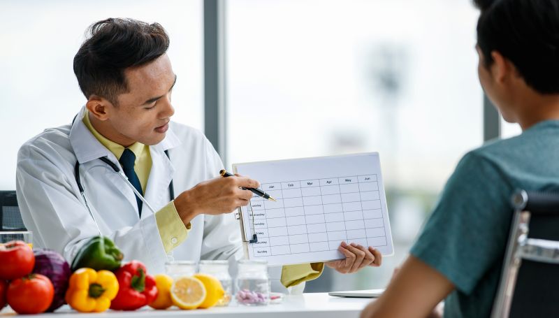 Nutricionista em consultório durante atendimento profissional